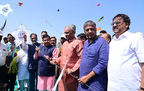 sky ಹುಬ್ಬಳ್ಳಿಯ ಕುಸುಗಲ್ಲ ರಸ್ತೆ ಬಳಿ ಆಯೋಜಿಸಿರುವ ಗಾಳಿಪಟ ಉತ್ಸವವನ್ನು ಬಸವರಾಜ ಹೊರಟ್ಟಿ ಗಾಳಿಪಟ ಹಾರಿಸುವ ಮೂಲಕ ಉದ್ಘಾಟಿಸಿದರು. ಕೇಂದ್ರ ಸಚಿವ ಪ್ರಲ್ಹಾದ ಜೋಶಿ, ಶಾಸಕರಾದ ಮಹೇಶ ಟೆಂಗಿನಕಾಯಿ, ಅರವಿಂದ ಬೆಲ್ಲದ, ಎಂ.ಆರ್. ಪಾಟೀಲ, ಪ್ರದೀಪ ಶೆಟ್ಟರ್, ಇತರರಿದ್ದರು.