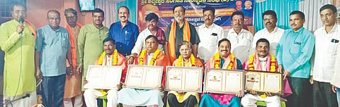 ಕಲಬುರಗಿಯ ಬಿದ್ದಾಪುರ ಕಾಲನಿ ಅಂಬಾ ಭವಾನಿ ದೇವಸ್ಥಾನದಲ್ಲಿ ಹಮ್ಮಿಕೊಂಡಿದ್ದ ಸಂಗೀತ ಕಾರ್ಯಕ್ರಮದಲ್ಲಿ ಹಲವು ಸಾಧಕರಿಗೆ ಗಾನಲೋಕದ ಗಂಧರ್ವ ಸಿರಿ ಪ್ರಶಸ್ತಿ ಪ್ರದಾನ ಮಾಡಲಾಯಿತು. ಡಾ.ಸದಾನಂದ ಪೆರ್ಲ, ಸೂರ್ಯಕಾಂತ ಫುಲಾರಿ, ಅಂಬರೀಷ ಹೂಗಾರ್​, ರುದ್ರಪ್ಪ ನರಗುಂದ, ಡಿ.ಎಂ.ಪಾಟೀಲ್​ ಇತರರಿದ್ದರು.