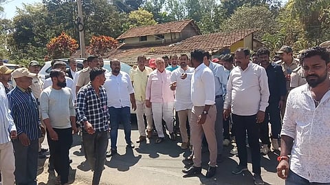 ಕೊಡ್ಲಿಪೇಟೆಯಲ್ಲಿ ನೂತನ ಬಸ್ ನಿಲ್ದಾಣ ನಿರ್ಮಾಣಕ್ಕೆ ಗುರುತು ಮಾಡಿರುವ ಸ್ಥಳವನ್ನು ಸಚಿವ ರಾಮಲಿಂಗಾರೆಡ್ಡಿ ವೀಕ್ಷಿಸಿದರು. ಶಾಸಕ ಮಂತರ್ ಗೌಡ, ಚಂದ್ರಮೌಳಿ ಇತರರು ಇದ್ದರು. 