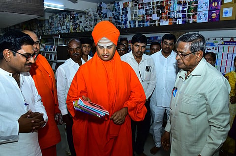ಕಲಬುರಗಿಯ ಸಿದ್ಧಲಿಂಗ ಪ್ರಕಾಶನ ಸಂಸ್ಥೆಯ ಬುಕ್​ಮಾಲ್​ಗೆ ತುಮಕೂರು ಸಿದ್ಧಗಂಗಾ ಮಠದ ಕಿರಿಯ ಶ್ರೀ ಶಿವಸಿದ್ಧೇಶ್ವರ ಸ್ವಾಮಿಗಳು ಭೇಟಿ ನೀಡಿ ಪುಸ್ತಕಗಳನ್ನು ಪರಿಶೀಲಿಸಿದರು. ಡಾ.ಬಸವರಾಜ ಕೊನೆಕ್​, ಸಿದ್ದಲಿಂಗ ಕೊನೆಕ್​, ಶರಣು ಕೊನೆಕ್​, ಪ್ರೀತಿ ಕೊನೆಕ್​, ದೇವೀಂದ್ರಪ್ಪ ಆವಂಟಿ ಇದ್ದರು.