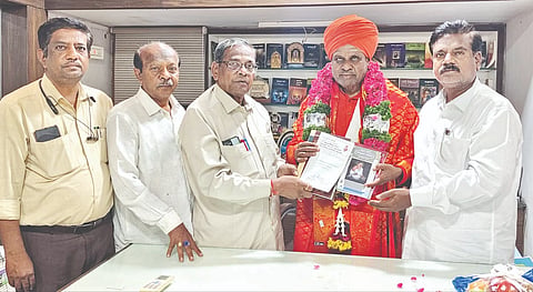 ಕಲಬುರಗಿ ಬಸವ ಪ್ರಕಾಶನದ ಬಸವ ಸಿರಿ ಪ್ರಶಸ್ತಿಗೆ ಆಯ್ಕೆಯಾದ ಹುಲಸೂರಿನ ಗುರು ಬಸವೇಶ್ವರ ಸಂಸ್ಥಾನ ಮಠದ ಪೂಜ್ಯ ಶಿವಾನಂದ ಮಹಾಸ್ವಾಮಿಗಳಿಗೆ ಬಸವರಾಜ ಕೊನೆಕ್​ ಅವರು ಆಹ್ವಾನ ನೀಡಿ ಪ್ರಶಸ್ತಿ ಸ್ವೀಕರಿಸಲು ಆಗಮಿಸುವಂತೆ ಕೋರಿ ಸೋಮವಾರ ಆಹ್ವಾನ ನೀಡಿದರು. ಪ್ರೊ.ಶಿವರಾಜ ಪಾಟೀಲ್​, ಡಾ.ಗವಿಸಿದ್ದಪ್ಪ ಪಾಟೀಲ್​, ಶರಣಬಸಪ್ಪ ವಡ್ಡನಕೇರಿ ಇದ್ದರು.