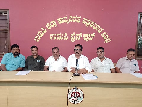 ಉಡುಪಿಯ ಜಿಲ್ಲಾ ಪತ್ರಿಕಾಭವನದಲ್ಲಿ ನಡೆದ ಸುದ್ದಿಗೋಷ್ಠಿಯಲ್ಲಿ ಜೋಕಿಂ ಸ್ಟ್ಯಾನಿ ಆಲ್ವಾರಿಸ್​ ಮಾತನಾಡಿದರು. ನವೀನ್​ ಲೋಬೊ, ವೆಲ್ಫ್ರೆಡ್​ ಡಿಸೋಜಾ, ಪ್ರಕಾಶ್​ ನೊರೊನ್ಹಾ, ಸ್ಟೀವನ್​ ಕುಲಾಸೋ, ಮೆಲ್ವಿನ್​ ನೊರೊನ್ಹಾ ಇದ್ದರು.