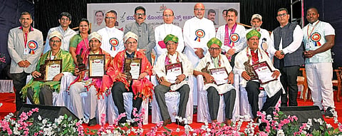 ಕೊಂಕಣಿ ಭಾಷೆಯ ಹಿರಿಯ ಸಾಹಿತಿಗಳಿಗೆ ಪ್ರಶಸ್ತಿ ನೀಡಿ ಗೌರವಿಸಲಾಯಿತು. ಡಾ. ಜೆರಾಲ್ಡ್​ ಐಸಾಕ್​ ಲೋಬೊ, ಜೋಕಿಂ ಸ್ಪ್ಯಾನಿ ಅಲ್ವಾರಿಸ್​, ಚಾರ್ಲ್ಸ್​ ಮಿನೇಜಸ್​, ಅನಿಲ್​ ಡಿಸೋಜ, ರಾಜೇಶ್​ ಜಿ., ನವೀನ್​ ಲೋಬೊ, ಸಪ್ನಾ ಕ್ರಾಸ್ತಾ, ಸುನಿಲ್​ ಸಿದ್ದಿ ಇತರರಿದ್ದರು.