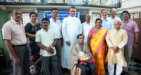 ಉಡುಪಿಯಲ್ಲಿ ಆಯೋಜಿಸಿದ್ದ ಕೊಂಕಣಿ ಮಾನ್ಯತಾ ದಿವಸ್​ ಕಾರ್ಯಕ್ರಮದಲ್ಲಿ ಸಾಹಿತಿ ಲೋಯ್​ ಕ್ಯಾಸ್ಟಲಿನೋ ಅವರನ್ನು ಸನ್ಮಾನಿಸಲಾಯಿತು. ಡೆನ್ನಿಸ್​ ಡೇಸಾ, ಲೆಸ್ಲಿ ಕರ್ನೇಲಿಯೋ, ಯು.ಕಲ್ಯಾಣಿ ಪೈ, ವಸಂತ್​ ನಾಯಕ್​, ಮ್ಯಾಕ್ಸಿಂ ಡಿಸೋಜ, ಮೈಕಲ್​ ಡಿಸೋಜ ಇತರರಿದ್ದರು.