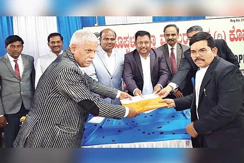 ಕೊಪ್ಪಳದಲ್ಲಿ ಜಿಲ್ಲಾ ವಕೀಲರ ಸಂಘದ ಮಾಜಿ ಅಧ್ಯಕ್ಷ ಎ.ವಿ.ಕಣವಿ ಅವರು ನೂತನ ಅಧ್ಯಕ್ಷ ಪ್ರಕಾಶ್ ಬಿ.ಅನಂದಳ್ಳಿ ಅವರಿಗೆ ಸಂಘದ ದಾಖಲಾತಿ ನೀಡಿ ಅಧಿಕಾರ ಹಸ್ತಾಂತರಿಸಿದರು. ಬಳ್ಳಾರಿ ವಿಭಾಗದ ಹಿರಿಯ ಕಾನೂನು ಅಧಿಕಾರಿ ಬಿ.ಎಸ್.ಪಾಟೀಲ್, ಉಪಾಧ್ಯಕ್ಷ ಅಂದಾನಗೌಡ ಎಸ್.ಮಾಲಿಪಾಟೀಲ್, ಪ್ರ.ಕಾರ್ಯದರ್ಶಿ ಬಿ.ವಿ.ಸಜ್ಜನ್ ಇದ್ದರು.