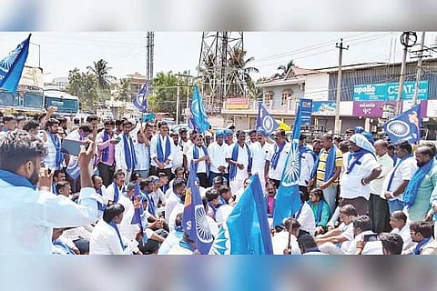 ಕುಷ್ಟಗಿಯಲ್ಲಿ ವಿವಿಧ ದಲಿತ ಸಂಟನೆಗಳ ನೇತೃತ್ವದಲ್ಲಿ ಸಂಚಾರ ತಡೆ ನಡೆಸಿ ಪ್ರತಿಭಟನೆ ನಡೆಸಲಾಯಿತು.