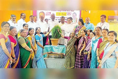 ಕೊಪ್ಪಳ ತಾಪಂ ಸಭಾಂಗಣದಲ್ಲಿ ಬುಧವಾರ ಗ್ಯಾರಂಟಿ ಯೋಜನೆಗಳ ಜಾಗೃತಿ ಕಾರ್ಯಕ್ರಮಕ್ಕೆ ಜಿಲ್ಲಾ ಗ್ಯಾರಂಟಿ ಯೋಜನೆಗಳ ಅನುಷ್ಠಾನ ಪ್ರಾಧಿಕಾರದ ಉಪಾಧ್ಯಕ್ಷ ಮಂಜುನಾಥ ಜಿ. ಗೊಂಡಬಾಳ ಉದ್ಘಾಟಿಸಿದರು.
