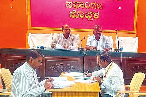 ಕೊಪ್ಪಳದಲ್ಲಿ ಗ್ಯಾರಂಟಿ ಯೋಜನೆಗಳ ಅನುಷ್ಠಾನ ಪ್ರಾಧಿಕಾರ ತಾಲೂಕು ಅಧ್ಯಕ್ಷ ಎಸ್.ಬಾಲಚಂದ್ರನ್ ಅಧ್ಯಕ್ಷತೆಯಲ್ಲಿ ಪ್ರಗತಿ ಪರಿಶೀಲನಾ ಸಭೆ ನಡೆಯಿತು. ತಾಪಂ ಇಒ ದುಂಡಪ್ಪ ತುರಾದಿ ಇದ್ದರು.