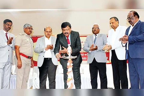 ಕೊಪ್ಪಳದಲ್ಲಿ ಶನಿವಾರ ಹಮ್ಮಿಕೊಂಡಿದ್ದ ಕಾರ್ಯಾಗಾರವನ್ನು ಭೂ ಕಬಳಿಕೆ ನಿಷೇಧ ವಿಶೇಷ ನ್ಯಾಯಾಲಯದ ಪ್ರಭಾರ ಅಧ್ಯಕ್ಷ ಎನ್.ಎಸ್.ಪಾಟೀಲ್ ಉದ್ಘಾಟಿಸಿದರು. ಜಿಲ್ಲಾ ನ್ಯಾಯಾಧೀಶ ಸಿ.ಚಂದ್ರಶೇಖರ, ನ್ಯಾಯಾಧೀಶ ಮಹಾಂತೇಶ ದರಗದ, ಡಿಸಿ ಡಾ.ಸುರೇಶ ಬಿ.ಇಟ್ನಾಳ ಇದ್ದರು.