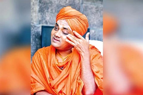 ಶ್ರೀ ಗವಿಸಿದ್ಧೇಶ್ವರ ಸ್ವಾಮೀಜಿ ಭಕ್ತರು ಮಠಕ್ಕೆ ಸಲ್ಲಿಸುವ ಸೇವೆ ನೆನೆದು ಸೋಮವಾರ ಭಾವುಕರಾಗಿ ಕಣ್ಣೀರಾದರು.