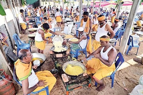 ಕೊಪ್ಪಳದಲ್ಲಿ ಶನಿವಾರ ಗವಿಮಠದ ದಾಸೋಹ ಭವನದಲ್ಲಿ ಮೈಸೂರು ಪಾಕ ತಯಾರಿಸಿದ ಬಾಣಸಿಗರು. 