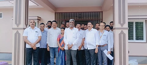 ಕುಂದಾಪುರ ತಾಲೂಕಿನ ಬೆಳ್ವೆ ಗ್ರಾಪಂ ವ್ಯಾಪ್ತಿಯ ಕೊರಗರ ಕಾಲನಿಯಲ್ಲಿ ನಿರ್ಮಾಣಗೊಂಡ ನೂತನ ಸಭಾಭವನವನ್ನು ಕೋಟ ಶ್ರೀನಿವಾಸ ಪೂಜಾರಿ ಪರಿಶೀಲಿಸಿದರು. ಕಿರಣಕುಮಾರ್​ ಕೊಡ್ಗಿ, ಚಂದ್ರಶೇಖರ್​ ಶೆಟ್ಟಿ, ಕಲಾವತಿ ಆಚಾರ್ಯ, ಬಾಲಕೃಷ್ಣ ಶೆಟ್ಟಿ, ಸದಸ್ಯರಾದ ಸದಾನಂದ್​ ಪೂಜಾರಿ, ದೀಪಿಕಾ ಶೆಟ್ಟಿ, ಸತೀಶ್​ ಶೆಟ್ಟಿ ಇತರರಿದ್ದರು.