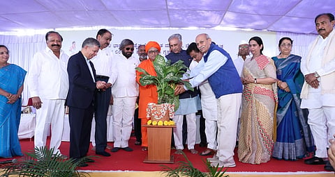 ಬೆಳಗಾವಿಯಲ್ಲಿ ವೀರಶೈವ ಲಿಂಗಾಯತ ಮಹಾಸಭೆಯಿಂದ ನಿರ್ಮಿಸಿದ ವಿದ್ಯಾರ್ಥಿನಿಯರ ಉಚಿತ ವಸತಿನಿಲಯ ವನ್ನು ಸಚಿವ ಈಶ್ವರ ಖಂಡ್ರೆ ಉದ್ಘಾಟಿಸಿದರು. ಡಾ.ಪ್ರಭಾಕರ ಕೋರೆ, ಬಿ.ವೈ.ವಿಜಯೇಂದ್ರ, ಶಂಕರ ಬಿದರಿ, ಶರಣ ಪ್ರಕಾಶ ಪಾಟೀಲ, ಎಂ.ಬಿ.ಪಾಟೀಲ, ಲಕ್ಷ್ಮೀ ಹೆಬ್ಬಾಳ್ಕರ, ಡಾ.ಬಿ.ಜಿ. ಪಾಟೀಲ ಮಹೇಶ ಬೆಲ್ಲದ ಇತರರಿದ್ದರು.