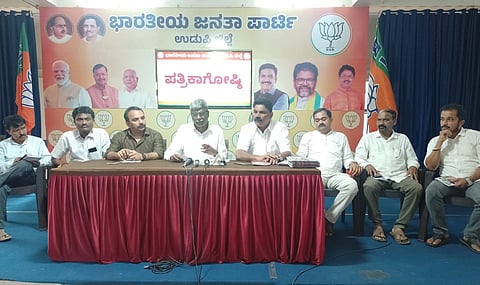 ಉಡುಪಿಯ ಜಿಲ್ಲಾ ಬಿಜೆಪಿ ಕಚೇರಿಯಲ್ಲಿ ನಡೆದ ಸುದ್ದಿಗೋಷ್ಠಿಯಲ್ಲಿ ಕೋಟ ಶ್ರೀನಿವಾಸ ಪೂಜಾರಿ ಮಾತನಾಡಿದರು. ಕುತ್ಯಾರು ನವೀನ್​ ಶೆಟ್ಟಿ, ಮಹಾವೀರ್​ ಹೆಗ್ಡೆ, ಪ್ರಧಾನ ಕಾರ್ಯದರ್ಶಿ ಶ್ರೀಕಾಂತ ನಾಯಕ್​, ಮಧುಕರ್​ ಮುದ್ರಾಡಿ, ದಿವಾಕರ್​ ಶೆಟ್ಟಿ, ಶಶಾಂಕ್​ ಶಿವತ್ತಾಯ, ಶಿವಕುಮಾರ್​ ಅಂಬಲಪಾಡಿ ಇದ್ದರು.