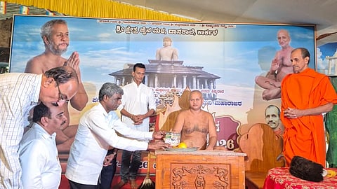 ಕಾರ್ಕಳದಲ್ಲಿ ಚಾತುರ್ಮಾಸ್ಯ ನಿರತ ಪ್ರಸನ್ನ ಸಾಗರ ಮುನಿಗಳಿಗೆ ಕೋಟ ಶ್ರೀನಿವಾಸ ಪೂಜಾರಿ ಅವರು ಪ್ರಧಾನಿ ಮೋದಿ ಸಾಧನೆಯ ಪುಸ್ತಕ ನೀಡಿದರು. ಲಲಿತಕೀರ್ತಿ ಭಟ್ಟಾರಕ ಶ್ರೀ, ನವೀನ್​ ನಾಯಕ್​, ಮಣಿರಾಜ್​ ಶೆಟ್ಟಿ, ಮಹಾವೀರ ಹೆಗ್ಡೆ, ಬೋಳ ಸತೀಶ್​, ಕರುಣಾಕರ್​ ಕೋಟ್ಯಾನ್​ ಇತರರಿದ್ದರು.
