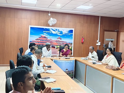 ಉಡುಪಿ ಡಿಸಿ ಕಚೇರಿಯಲ್ಲಿ ನಡೆದ ಸಭೆಯಲ್ಲಿ ಕೋಟ ಶ್ರೀನಿವಾಸ ಪೂಜಾರಿ ಮಾತನಾಡಿದರು. ಸ್ವರೂಪಾ ಟಿ.ಕೆ., ಎಸ್​.ಎಸ್​. ಕಾದ್ರೊಳ್ಳಿ, ಡಾ. ಬಸವರಾಜ್​ ಜಿ. ಹುಬ್ಬಳ್ಳಿ, ಡಾ. ಎಚ್​.ಅಶೋಕ್​, ಜ್ಯೋತ್ಸ್ನಾ ಬಿ.ಕೆ. ಇತರರಿದ್ದರು.