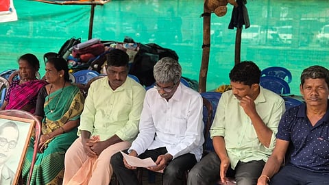 ಉಡುಪಿ ಜಿಲ್ಲಾಧಿಕಾರಿ ಕಚೇರಿ ಬಳಿ ಧರಣಿ ನಿರತ ಕೊರಗ ಸಮುದಾಯದವರನ್ನು ಭೇಟಿಯಾದ ಕೋಟ ಶ್ರೀನಿವಾಸ ಪೂಜಾರಿ ಅಹವಾಲು ಸ್ವೀಕರಿಸಿದರು.