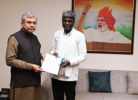 ಕರ್ನಾಟಕದ ಕರಾವಳಿ ಜಿಲ್ಲೆಗಳಲ್ಲಿ ವಂದೇ ಭಾರತ್​ ರೈಲು ಓಡಿಸಲು ಕ್ರಮ ಕೈಗೊಳ್ಳುವಂತೆ ಕೇಂದ್ರ ಸಚಿವ ಅಶ್ವಿನಿ ವೈಷ್ಣವ್​ ಅವರಿಗೆ ಕೋಟ ಶ್ರೀನಿವಾಸ ಪೂಜಾರಿ ನವದೆಹಲಿಯಲ್ಲಿ ಮನವಿ ನೀಡಿದರು.
