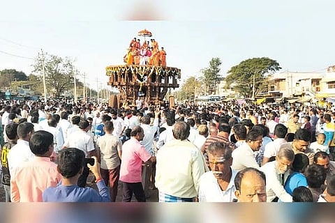 ಕೊಟ್ಟೂರಿನಲ್ಲಿ ಶ್ರೀ ಕೊಟ್ಟೂರೇಶ್ವರ ಜಾತ್ರೆ ನಿಮಿತ್ತ ಸ್ವಾಮಿಯ ರಥದ ಗಡ್ಡೆಯನ್ನು ಶುಕ್ರವಾರ ಭಕ್ತರು ಬಯಲು ಪ್ರದೇಶಕ್ಕೆ ಎಳೆದು ತಂದರು.