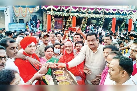 ಕೊಟ್ಟೂರಿನಲ್ಲಿ ಶ್ರೀ ಗುರು ಕೊಟ್ಟೂರೇಶ್ವರ ಸ್ವಾಮಿ ಕಾರ್ತಿಕೋತ್ಸವಕ್ಕೆ ಜಿಲ್ಲಾಧಿಕಾರಿ ಕವಿತಾ ಎಸ್.ಮನ್ನಿಕೇರಿ ಚಾಲನೆ ನೀಡಿದರು. ಮಹಲ್ ಮಠದ ಪೀಠಾಧ್ಯಕ್ಷ ಶ್ರೀ ಸೋಮಶಂಕರ ಸ್ವಾಮೀಜಿ, ಕ್ರಿಯಾಮೂರ್ತಿ ಶಿವಪ್ರಕಾಶ ದೇವರು, ಧಾರ್ಮಿಕ ಮತ್ತು ದತ್ತಿ ಇಲಾಖೆ ಇಒ ಮಲ್ಲಪ್ಪ, ಧರ್ಮಕರ್ತ ಎಂ.ಕೆ.ಶೇಖರಯ್ಯ, ಬಿಡಿಸಿಸಿ ಬ್ಯಾಂಕ್ ಉಪಾಧ್ಯಕ್ಷ ಐ.ದಾರುಕೇಶ್ ಇದ್ದರು.