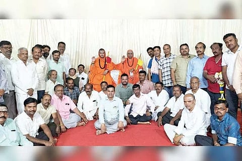 ಉಜ್ಜಿನಿ ಜಗದ್ಗುರುಗಳ ಪಾದಯಾತ್ರೆ ಹಿನ್ನೆಲೆಯಲ್ಲಿ ಚಾನುಕೋಟಿ ಮಠದ ಸಭಾಂಗಣದಲ್ಲಿ ಬುಧವಾರ ಆಯೋಜಿಸಿದ್ದ ಪೂರ್ವಭಾವಿ ಸಭೆಯಲ್ಲಿ ಉಜ್ಜಿನಿ ಜಗದ್ಗುರುಗಳು, ಕಾಶಿ ಜಗದ್ಗುರುಗಳು, ಡಾ.ಸಿದ್ದಲಿಂಗ ಶಿವಾಚಾರ್ಯರು, ಬಿಡಿಸಿಸಿ ಬ್ಯಾಂಕ್ ಉಪಾಧ್ಯಕ್ಷ ಐ.ಎಂ ದಾರುಕೇಶ, ಹಿರಿಯರು ಚನ್ನವೀರಸ್ವಾಮಿ, ವರ್ತಕ ಕೆ.ವಿವೇಕಾನಂದ ಇತರರು ಇದ್ದರು.
