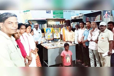 ಕೊಟ್ಟೂರು ಸಾರ್ವಜನಿಕ ಗ್ರಂಥಾಲಯದಲ್ಲಿ ವಿಶ್ವ ಪುಸ್ತಕ ಮತ್ತು ಕೃತಿ ಸ್ವಾಮ್ಯ ದಿನ ಆಚರಿಸಲಾಯಿತು. ಶಿಕ್ಷಕ ಜಿ.ಮಲ್ಲಿಕಾರ್ಜುನ, ಶಾಖಾಧಿಕಾರಿ ಮಲ್ಲಪ್ಪ ಗುಡ್ಲಾನೂರ್, ನಿವೃತ್ತ ಮುಖ್ಯಶಿಕ್ಷಕ ಮಹಾಂತೇಶ ಇತರರಿದ್ದರು.