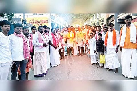 ಹಗರಿಬೊಮ್ಮನಹಳ್ಳಿ ತಾಲೂಕಿನ ದಶಮಾಪುರದಲ್ಲಿ ಫೆ.26 ರಂದು ಶ್ರೀ ಗುರು ಕೊಟ್ಟೂರೇಶ್ವರ ಮಹಾತ್ಮೆ ನಾಟಕ ಪ್ರದರ್ಶನ ಹಿನ್ನೆಲೆಯಲ್ಲಿ ಕೊಟ್ಟೂರಿನ ಶ್ರೀ ಕೊಟ್ಟೂರೇಶ್ವರ ಸ್ವಾಮಿ ದೇವಸ್ಥಾನದಿಂದ ಜ್ಯೋತಿ ತೆಗೆದುಕೊಂಡು ಹೋಗಲಾಯಿತು. ನಾಟಕದ ಮ್ಯಾನೇಜರ್ ಬಿ.ರಾಚೋಟಪ್ಪ, ಕಲಾವಿದರಾದ ಪ್ರವೀಣ, ಎಚ್.ಎಂ.ಶಿವಲಿಂಗಯ್ಯ, ಬಿ.ಸಿದ್ದೇಶ, ಬಿ.ಲೋಕೇಶ, ಎಸ್.ಎಂ.ಗಂಗಾಧರ ಇತರರಿದ್ದರು.