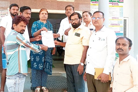 ಕೊಟ್ಟೂರಿನಲ್ಲಿ ಗ್ರೇಡ್-2 ತಹಸೀಲ್ದಾರ್ ಎಂ.ಪ್ರತಿಭಾಗೆ ತಾಲೂಕು ಹಡಪದ ಅಪ್ಪಣ್ಣ ಸೇವಾ ಸಮಾಜದ ಪದಾಧಿಕಾರಿಗಳು ಮನವಿ ಸಲ್ಲಿಸಿದರು. ಹಡಪದ ಸಮಾಜದ ಜಿಲ್ಲಾ ಪ್ರತಿನಿಧಿ ಸಿದ್ದಲಿಂಗಸ್ವಾಮಿ, ತಾಲೂಕು ಅಧ್ಯಕ್ಷ ಶೇಖರಪ್ಪ, ಪ್ರಧಾನ ಕಾರ್ಯದರ್ಶಿ ಎಚ್. ನಾಗರಾಜ್ ಇತರರಿದ್ದರು.