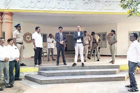 ಕೊಟ್ಟೂರು ಪಟ್ಟಣ ಪಂಚಾಯಿತಿ ಆವರಣದಲ್ಲಿ ನ್ಯಾಯಾಲಯ ಆರಂಭಕ್ಕೆ ಗುರುತಿಸಿರುವ ಕಟ್ಟಡವನ್ನು ವಿಜಯನಗರ ಜಿಲ್ಲಾ ಪ್ರಧಾನ ಮತ್ತು ಸತ್ರ ನ್ಯಾಯಾಧೀಶ ಕೆ.ಎಂ.ರಾಜಶೇಖರ ಪರಿಶೀಲಿಸಿದರು. ಕೂಡ್ಲಿಗಿ ನ್ಯಾಯಾಧೀಶ ಯೋಗೇಶ,  ಸಿಪಿಐ ದುರುಗಪ್ಪ,  ಪಿಎಸ್‌ಐ ಗೀತಾಂಜಲಿ ಸಿಂಧೆ ಇತರರಿದ್ದರು.
