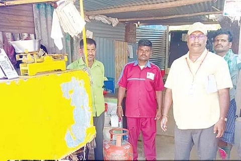  ಕೊಟ್ಟೂರಿನಲ್ಲಿ ವಾಣಿಜ್ಯ ಉದ್ದೇಶಕ್ಕೆ ಬಳಕೆ ಮಾಡುತ್ತಿದ್ದ ಗೃಹಬಳಕೆ ಸಿಲಿಂಡರ್‌ಗಳನ್ನು ಆಹಾರ ಇಲಾಖೆ ನಿರೀಕ್ಷಕ ಮಂಜುನಾಥ ಜಪ್ತಿಮಾಡಿದರು.