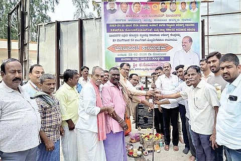 ಕೊಟ್ಟೂರಿನಲ್ಲಿ 50 ಹಾಸಿಗೆಗಳ ಆಸ್ಪತ್ರೆ ಕಟ್ಟಡಕ್ಕೆ ಶಾಸಕ ಕೆ.ನೇಮಿರಾಜ್ ನಾಯ್ಕ ಸೋಮವಾರ ಭೂಮಿ ಪೂಜೆ ನೆರವೇರಿಸಿದರು. ಎಪಿಎಂಸಿ ಮಾಜಿ ಅಧ್ಯಕ್ಷ ಬೂದಿ ಶಿವಕುಮಾರ, ಪಪಂ ಮಾಜಿ ಸದಸ್ಯ, ವಕೀಲ ಶಿವಾನಂದ ಬಾವಿಕಟ್ಟಿ ತಹಸೀಲ್ದಾರ ಅಮರೇಶ ಜಿ.ಕೆ ಇತರರು ಇದ್ದರು.
