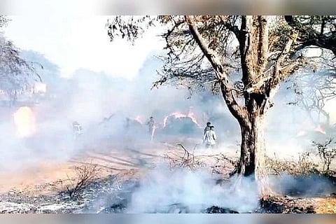 ಕೊಟ್ಟೂರು ತಾಲೂಕಿನ ಹ್ಯಾಳ್ಯಾ ಗ್ರಾಮದಲ್ಲಿ ಮೇವಿನ ಬಣವೆಗಳಿಗೆ ಬೆಂಕಿ ಹೊತ್ತಿ ಕೊಂಡಿರುವುದು.