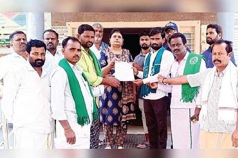 ಕೊಟ್ಟೂರಿನಲ್ಲಿ ಸೋಮವಾರ ಗ್ರೇಡ್-2 ತಹಸೀಲ್ದಾರ್ ಎಂ.ಪ್ರತಿಭಾ ಅವರಿಗೆ ಕರ್ನಾಟಕ ರಾಜ್ಯ ರೈತ ಸಂಘವು ಮನವಿ ಸಲ್ಲಿಸುವ ಸಂದರ್ಭ ಸಂಘದ ಜಿಲ್ಲಾ ಪ್ರಧಾನ ಕಾರ್ಯದರ್ಶಿ ಜಿ.ಮಲ್ಲಿಕಾರ್ಜುನ, ಈರುಳ್ಳಿ ಬೆಳೆಗಾರರ ಸಂಘದ ಜಿಲ್ಲಾ ಅಧ್ಯಕ್ಷ ಕೊಚಾಲಿ ಮಂಜುನಾಥ, ರೈತ ಸಂಘದ ರಾಂಪುರ ಸುಧಾಕರ, ಬಸವರಾಜ್ ಇತರರಿದ್ದರು.