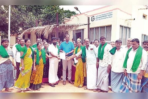ಕೊಟ್ಟೂರಿನಲ್ಲಿ ರೈತಸಂಘದಿಂದ ಜೆಸ್ಕಾಂ ಎಇಇ ಆರ್.ನಾಗರಾಜ್‌ಗೆ ಮನವಿ ಸಲ್ಲಿಸಲಾಯಿತು. ರೈತ ಸಂಘದ ಜಿಲ್ಲಾ ಅಧ್ಯಕ್ಷ ಸಿ.ಎ.ಗಾಳೆಪ್ಪ, ತಾಲೂಕು ಅಧ್ಯಕ್ಷೆ ಸಿ.ರೇಖಾ, ನಡುಮಾವಿನಹಳ್ಳಿ ಘಟಕ ಅಧ್ಯಕ್ಷ ನಾಗಪ್ಪ, ಉಜ್ಜಿನಿ ಘಟಕ ಅಧ್ಯಕ್ಷ ಹಾಲೇಶ್, ಬೆನಕನಹಳ್ಳಿ ಘಟಕದ ಅಧ್ಯಕ್ಷ ನಾಗನಗೌಡ ಇದ್ದರು.