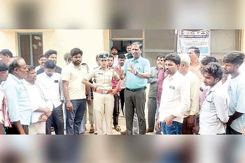 ಗೊಲ್ಲರಹಳ್ಳಿ ಹಾಗೂ ಸುತ್ತಮುತ್ತಲಿನ ರೈತರು ಕೊಟ್ಟೂರಿನ ಜೆಸ್ಕಾಂ ಕಚೇರಿ ಮುಂದೆ ಶುಕ್ರವಾರ ಪ್ರತಿಭಟನೆ ನಡೆಸಿದರು. ಜೆಸ್ಕಾಂ ಎಇಇ ನಾಗರಾಜ್ ಆರ್., ಜೆಇಗಳಾದ ನಾಗರಾಜ, ಚೇತನ್ ಕುಮಾರ್ ಇತರರಿದ್ದರು.