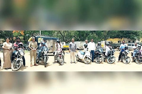 ಕೊಟ್ಟೂರಿನ ಪೊಲೀಸ್ ಠಾಣೆ ಆವರಣದಲ್ಲಿ ಹೆಲ್ಮೆಟ್ ಕುರಿತು ವಾಹನ ಸವಾರರಲ್ಲಿ ಜಾಗೃತಿ ಮೂಡಿಸಲಾಯಿತು. ಪಿಎಸ್‌ಐ ಗೀತಾಂಜಲಿ ಶಿಂಧೆ, ಸಿಬ್ಬಂದಿ ಇದ್ದರು.