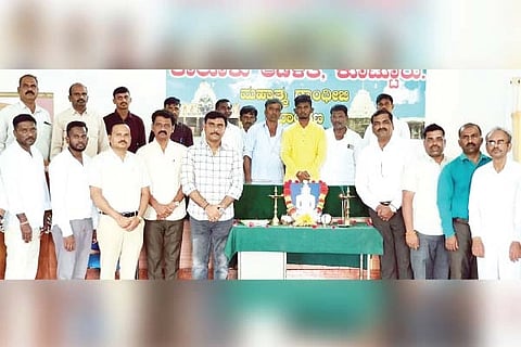ಕೊಟ್ಟೂರು ತಾಲೂಕು ಕಚೇರಿಯಲ್ಲಿ ಮಹಾವೀರ ಜಯಂತಿ ಆಚರಿಸಲಾಯಿತು. ತಹಸೀಲ್ದಾರ್ ಜಿ.ಕೆ.ಅಮರೇಶ್, ತಾಲೂಕು ದಿಗಂಬರ ಜೈನ ಸಂಘದ ಅಧ್ಯಕ್ಷ ಬ್ರಹ್ಮೇಶ್ ಕುಮಾರ್, ಕಂದಾಯ ನಿರೀಕ್ಷಕ ಡಿ.ಶಿವಕುಮಾರ, ಭೂಮಾಪಕ ಭರಮಪ್ಪ, ಗ್ರಾಮ ಲೆಕ್ಕಿಗ ಹರೀಶ್ ಇತರರಿದ್ದರು.