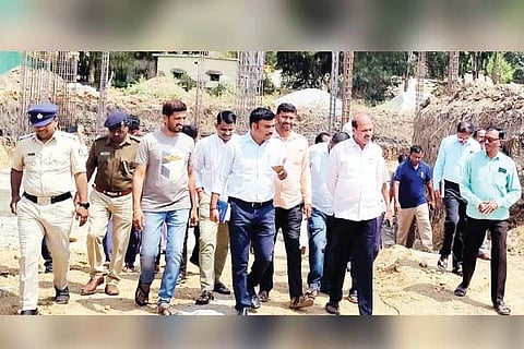 ಕೊಟ್ಟೂರಿನಲ್ಲಿ ಪ್ರಜಾಸೌಧ ಕಾಮಗಾರಿಯನ್ನು ಶಾಸಕ ಕೆ.ನೇಮಿರಾಜ್ ನಾಯ್ಕ ಪರಿಶೀಲಿಸಿದರು. ತಹಸೀಲ್ದಾರ್ ಅಮರೇಶ ಜಿ.ಕೆ.,ಪಪಂ ಮುಖ್ಯಾಧಿಕಾರಿ ನಸರುಲ್ಲಾ, ತಾಪಂ ಎಡಿ ವಿಜಯಕುಮಾರ್, ಎಪಿಎಂಸಿ ಮಾಜಿ ಅಧ್ಯಕ್ಷ ಬೂದಿ ಶಿವಕುಮಾರ್, ಪಪಂ ಸದಸ್ಯ ಶಿವಾನಂದ ಬಾವಿಕಟ್ಟಿ ಇತರರಿದ್ದರು.