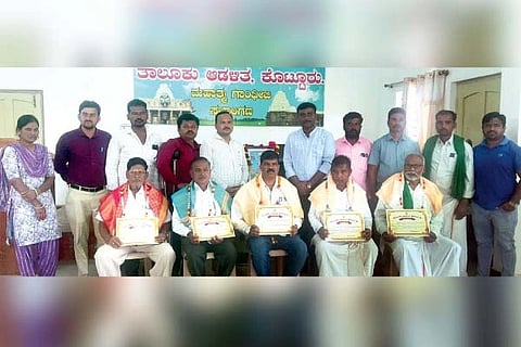ಕೊಟ್ಟೂರು ತಾಲೂಕು ಕಚೇರಿಯಲ್ಲಿ ಆಯೋಜಿಸಿದ್ದ ಸಂತ ಸೇವಾಲಾಲ್ ಜಯಂತಿ ಕಾರ್ಯಕ್ರಮದಲ್ಲಿ ಸಮುದಾಯದ ಪ್ರಮುಖರನ್ನು ಸನ್ಮಾನಿಸಲಾಯಿತು. ತಹಸೀಲ್ದಾರ್ ಅಮರೇಶ ಜಿ.ಕೆ., ಬಂಜಾರ ಸಮಾಜದ ತಾಲೂಕು ಅಧ್ಯಕ್ಷ ಭೀಮಾನಾಯ್ಕ, ಶಿರಸ್ತೇದಾರ್ ಚಂದ್ರನಾಯ್ಕ ಇತರರಿದ್ದರು.