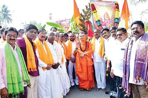 ಕೊಟ್ಟೂರಿನಲ್ಲಿ ಸಿದ್ದರಾಮೇಶ್ವರ ಜಯಂತಿ ನಿಮಿತ್ತ ಗುರುವಾರ ಶಿವಯೋಗಿ ಸಿದ್ದರಾಮೇಶ್ವರ ಹಾಗೂ ಸಮಾಜದ ಗುರು ಇಮ್ಮಡಿ ನಿರಂಜನ ಸಿದ್ದರಾಮೇಶ್ವರ ಭಾವಚಿತ್ರ ಮೆರವಣಿಗೆಗೆ ಉಜ್ಜಿನಿ ಸದ್ಧರ್ಮ ಪೀಠದ ಜಗದ್ಗುರು ಶ್ರೀ ಸಿದ್ದಲಿಂಗ ರಾಜದೇಶಿಕೇಂದ್ರ ಶಿವಾಚಾರ್ಯರು ಚಾಲನೆ ನೀಡಿದರು. ನಂದೀಪುರದ ಮಹೇಶ್ವರ ಸ್ವಾಮೀಜಿ, ತಹಸೀಲ್ದಾರ್ ಜಿ.ಕೆ.ಅಮರೇಶ, ಜಿಪಂ ಮಾಜಿ ಉಪಾಧ್ಯಕ್ಷ ಪಿ.ಎಚ್.ದೊಡ್ಡರಾಮಣ್ಣ, ಮಾಜಿ ಸದಸ್ಯ ಪಿ.ಎಚ್.ಪಂಪಣ್ಣ, ಬಿಡಿಸಿಸಿ ಬ್ಯಾಂಕ್ ಉಪಾಧ್ಯಕ್ಷ ಐ.ದಾರುಕೇಶ್ ಇತರರಿದ್ದರು.