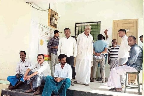 ಕೊಟ್ಟೂರು ಎಪಿಎಂಸಿಯ ಮೆಕ್ಕೆಜೋಳ ನೋಂದಣಿ ಕೇಂದ್ರದ ಬಳಿ ನೋಂದಣಿ ಮಾಡಿಸಲು ಕಾಯುತ್ತಿರುವ ರೈತರು.