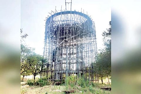 ಕೊಟ್ಟೂರಿನ ಬಸವೇಶ್ವರ ನಗರದಲ್ಲಿ ನೀರಿನ ಟ್ಯಾಂಕ್ ಕಾಮಗಾರಿ ಅಪೂರ್ಣಗೊಂಡಿರುವುದು.