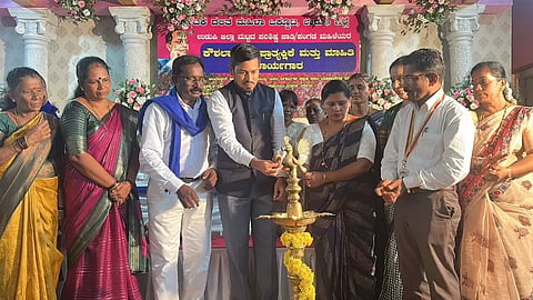 ಆದಿಉಡುಪಿಯಲ್ಲಿ ಆಯೋಜಿಸಿದ್ದ ಕೌಶಾಲಾಭಿವೃದ್ಧಿ, ಮಾಹಿತಿ ಕಾರ್ಯಾಗಾರವನ್ನು ಅಬೀದ್​ ಗದ್ಯಾಳ್​ ಉದ್ಘಾಟಿಸಿದರು. ಡಾ. ಎಂ. ಬೊಮ್ಮಯ್ಯ, ಸುಂದರ್​ ಗುಜ್ಜರ್​ಬೆಟ್ಟು, ಶಂಕರ್​ ಮಲ್ಲಾರ್​, ಶ್ಯಾಮರಾಜ್​ ಬಿರ್ತಿ, ಮಂಜುನಾಥ್​ ಗಿಳಿಯಾರು, ಸುಂದರ್​ ಮಾಸ್ತರ್​, ವಸಂತಿ ಶಿವಾನಂದ್​, ಪ್ರಮೀಳಾ ಬಾರ್ಕೂರು ಇತರರಿದ್ದರು.