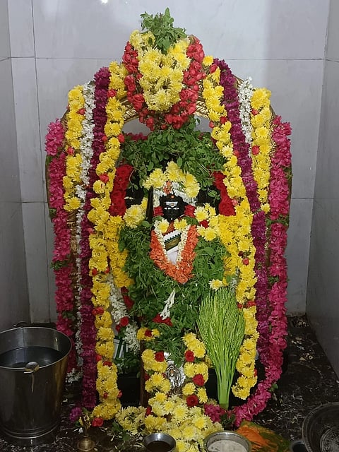 ಮದ್ದೂರು ತಾಲೂಕು ಕೌಡ್ಲೆ ಗ್ರಾಮದ ಬೋರೆದೇವರಿಗೆ ವಿಶೇಷ ಅಲಂಕಾರ ಮಾಡಲಾಗಿತ್ತು.