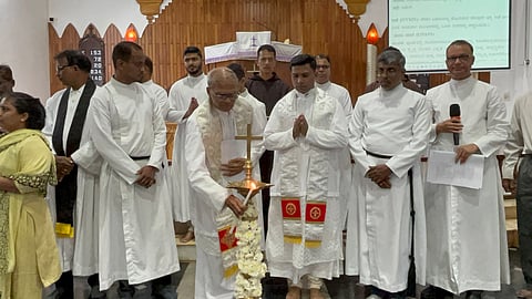 ಮಲ್ಪೆಯಲ್ಲಿ ಆಯೋಜಿಸಿದ್ದ ಕ್ರೈಸ್ತ ಐಕ್ಯತಾ ಪ್ರಾರ್ಥನಾ ಸಭೆಯನ್ನು ಕುಮಾರ್​ ಸಾಲಿನ್ಸ್​ ಉದ್ಘಾಟಿಸಿದರು. ಮೊನ್ಸಿಂಜ್ಞೊರ್​ ಫರ್ಡಿನಾಂಡ್​ ಗೊನ್ಸಾಲ್ವಿಸ್​, ಪ್ರದೀಪ್​ ಕಾರ್ಡೊಜಾ, ಡಾ.ರೋಕ್​ ಡಿಸೋಜಾ, ಜೋನ್​ ಫೆರ್ನಾಂಡಿಸ್​, ವಿಲ್ಸನ್​ ಡಿಸೋಜಾ, ಅಶ್ವಿನ್​ ಆರಾನ್ಹಾ, ಜೋಕಿಮ್​ ಡಿಸೋಜಾ, ಕಿಶೋರ್​ ಇದ್ದರು.