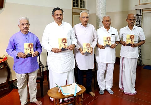 ಕೇಶವಕೃಪಾದಲ್ಲಿ ಕ್ರಾಂತಿಯ ಕಿಡಿಗಳು ಕೃತಿಯನ್ನು ಆರ್‌ಎಸ್‌ಎಸ್‌ನ ಮುಕುಂದ್ ಬಿಡುಗಡೆ ಮಾಡಿದರು. ಲೇಖಕ  ದು.ಗು.ಲಕ್ಷ್ಮಣ, ರಾಷ್ಟ್ರೋತ್ಥಾನ ಪರಿಷತ್‌ನ ಎಂ.ಪಿ.ಕುಮಾರ್ ಮತ್ತಿತರರಿದ್ದರು.