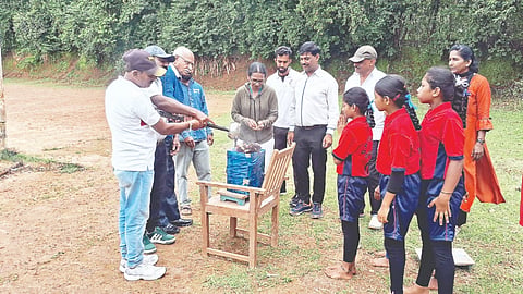 ಶನಿವಾರಸಂತೆ ವಲಯ ಮಟ್ಟದ ಕ್ರೀಡಾಕೂಟದ ಉದ್ಘಾಟನಾ ಸಮಾರಂಭದಲ್ಲಿ ನಿವೃತ್ತ ದೈಹಿಕ ಶಿಕ್ಷಣ ಶಿಕ್ಷಕ ಸಿ. ಎಲ್ ಸುಬ್ಬಯ್ಯ ಕ್ರೀಡಾ ಜ್ಯೋತಿ ಬೆಳಗಿದರು. ಯಶವಂತ, ಉದಯ ಬಾನು, ತಸ್ಲೀಮ್, ಕವಿತಾ, ಭಾಸ್ಕರ್, ಪ್ರವೀಣ್ ಇತರರಿದ್ದರು.