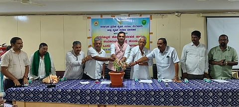 Fertilizer uses ಧಾರವಾಡದಲ್ಲಿ ಏರ್ಪಡಿಸಿದ್ದ ಕಾರ್ಯಾಗಾರವನ್ನು ಜಿಪಂ ಸಿಇಒ ಭುವನೇಶ ಪಾಟೀಲ ಉದ್ಘಾಟಿಸಿದರು. ಮಂಜುನಾಥ ಅಂತರವಳ್ಳಿ, ಡಾ. ಬಸವರಾಜ ಏಣಗಿ, ಬಾಳಪ್ಪ ಬೆಳಕೊಡ, ಮಲ್ಲನಗೌಡ ಪಾಟೀಲ, ಅರವಿಂದ ಕಟಗಿ ಇತರರು ಇದ್ದರು.