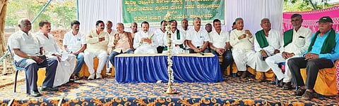 Krishik building ಹುಬ್ಬಳ್ಳಿ ಎಪಿಎಂಸಿ ಆವರಣದಲ್ಲಿ ಕೃಷಿಕ ಸಮಾಜದ ಕಟ್ಟಡ ನಿರ್ಮಾಣಕ್ಕೆ ಭೂಮಿಪೂಜೆ ನೆರವೇರಿಸಲಾಯಿತು. ಶಾಸಕರಾದ ಮಹೇಶ ಟೆಂಗಿನಕಾಯಿ, ಎನ್​.ಎಚ್​. ಕೋನರಡ್ಡಿ, ಪಾಲಿಕೆ ಸದಸ್ಯ ಮಲ್ಲಿಕಾರ್ಜುನ ಗುಂಡೂರ, ಕೃಷಿಕ ಸಮಾಜದ ನಗರದ ಮಹಾದೇವಪ್ಪ, ಕರಬಸಪ್ಪ ಬೆಟಗೇರಿ, ಮಲ್ಲನಗೌಡ ಪಾಟೀಲ ಇತರರು ಇದ್ದರು.