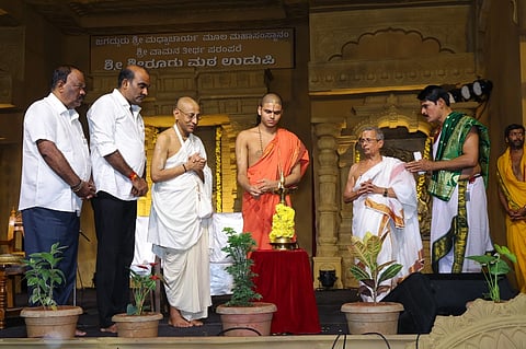 ಉಡುಪಿಯ ರಾಜಾಂಗಣದಲ್ಲಿ ಶ್ರೀಕೃಷ್ಣ ಮಂತ್ರ ಲೇಖನ ಯಜ್ಞವನ್ನು ವೇದವರ್ಧನ ಶ್ರೀ ಉದ್ಘಾಟಿಸಿದರು. ಚಂಚಲಪತಿ ದಾಸ್​, ಗುರ್ಮೆ ಸುರೇಶ್​ ಶೆಟ್ಟಿ, ಯಶ್​ಪಾಲ್​ ಸುವರ್ಣ, ಡಾ. ಉದಯಕುಮಾರ್​ ಸರಳತ್ತಾಯ, ಅದ್ಯಪಾಡಿ ಹರಿದಾಸ ಭಟ್​ ಇದ್ದರು.